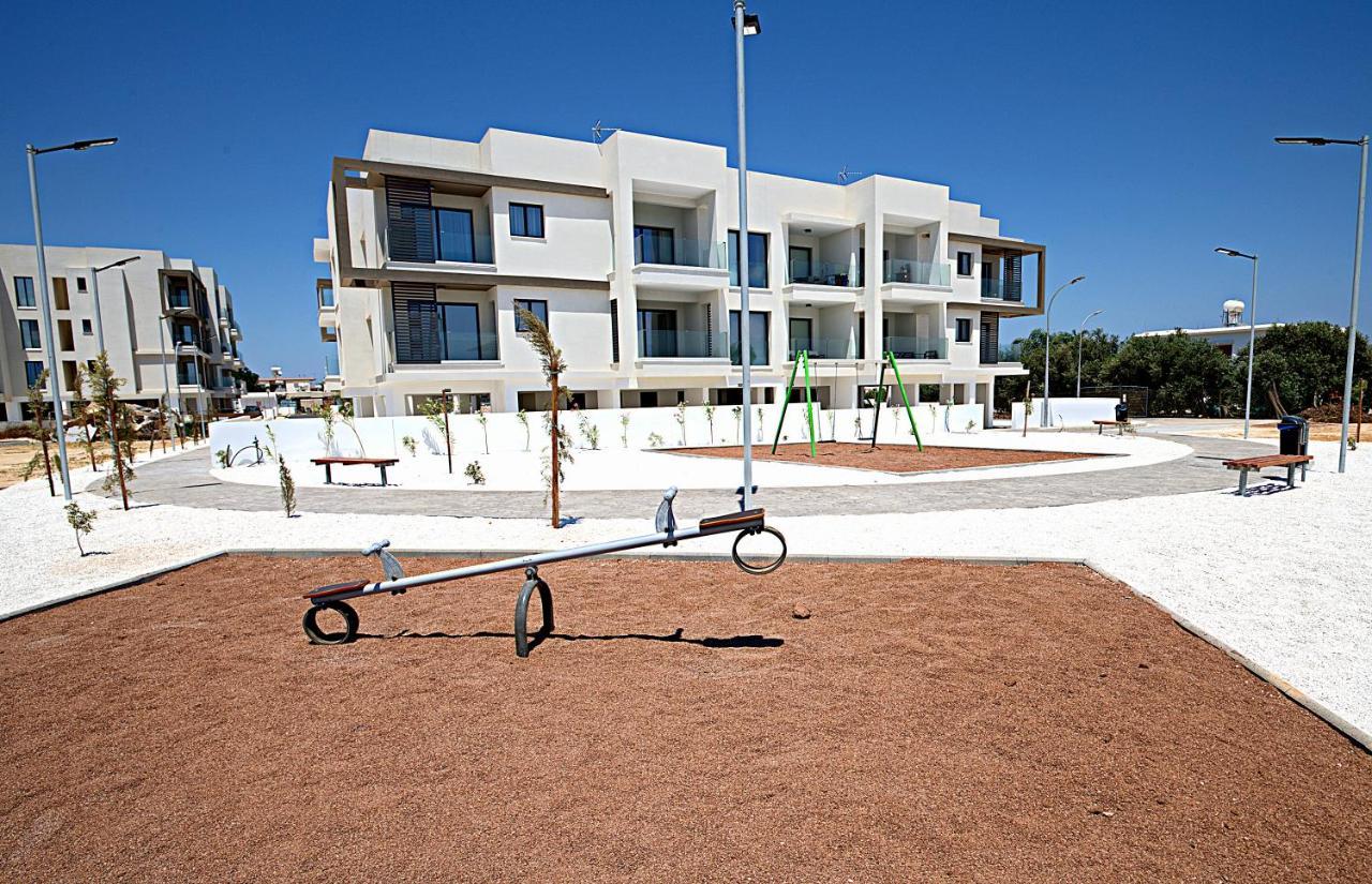 Golden Tree Apartment Paralimni Eksteriør billede