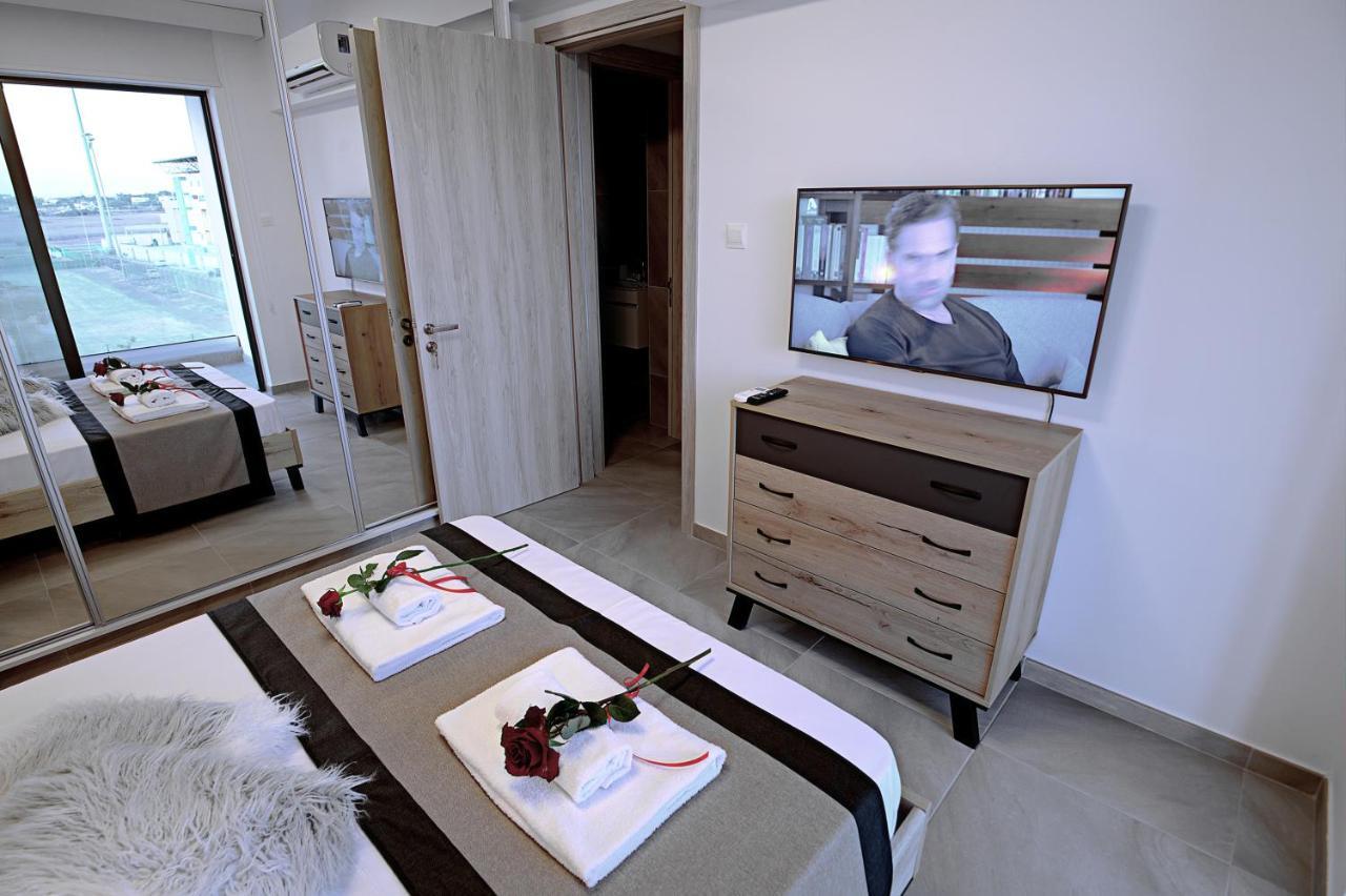 Golden Tree Apartment Paralimni Eksteriør billede